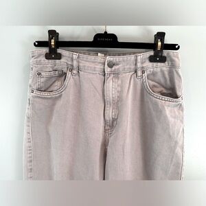 H&M  relaxed fit tapered ankle jeans. Size 8